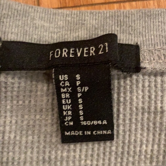 This is a Forever 21, long sleeve airy thin comfy long sleeve/ layering piece… - Picture 2 of 5